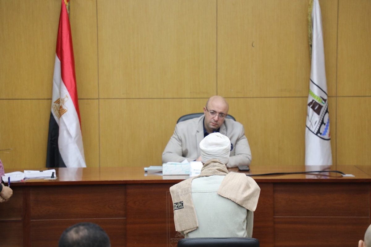 المحافظ يكرّم عددًا من المتميزين خلال المجلس التنفيذي